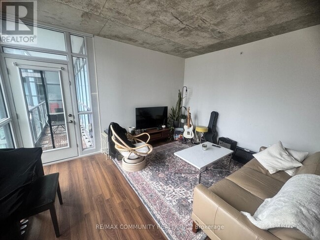 Photo du bâtiment - 210-1210 Simcoe St
