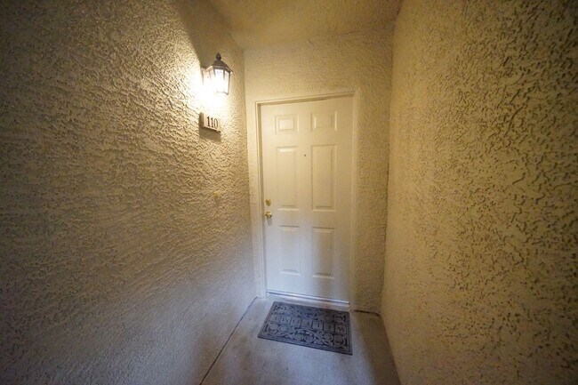 Foto del edificio - SHOWINGS AVAILABLE NOW
