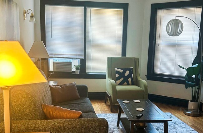 Foto del edificio - 1909 W Larchmont Ave