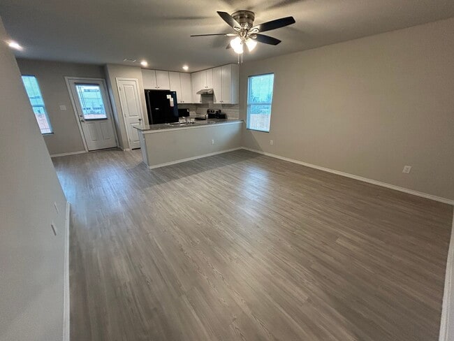 Building Photo - APPLICATION RECEIVED- MUST SEE! 3 Bedroom ...