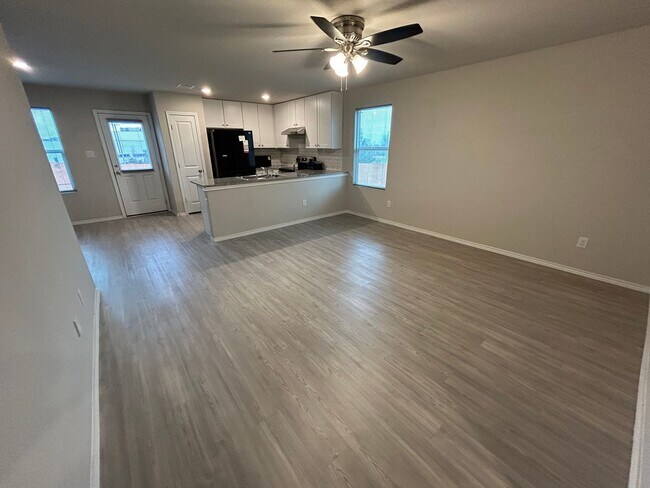 Foto del edificio - MUST SEE! 3 Bedroom / 2 Bath Home Near Lac...