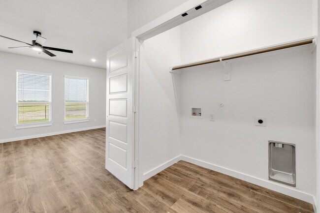 Foto del edificio - AVAILABLE NOW! LUXURIOUS DUPLEX LOCATED ON 1-ACRE LOT IN MIDLOTHIAN, TX!