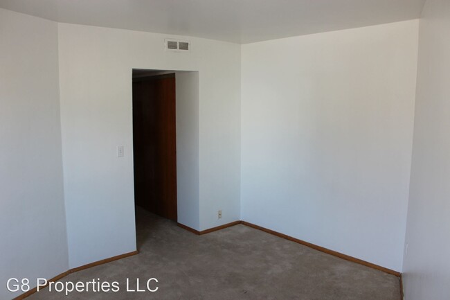 Building Photo - 1200 E Singer Cir