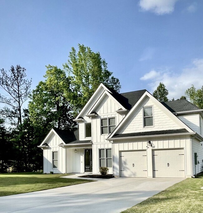 Building Photo - Newer Construction Farmhouse Style Home!