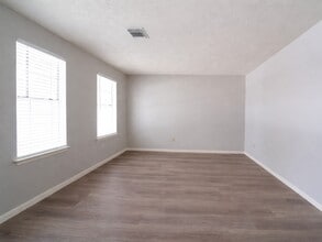 Building Photo - 16003 Surrey Woods Dr