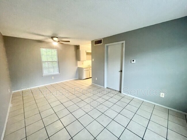 Building Photo - 2701 Colonial Ave