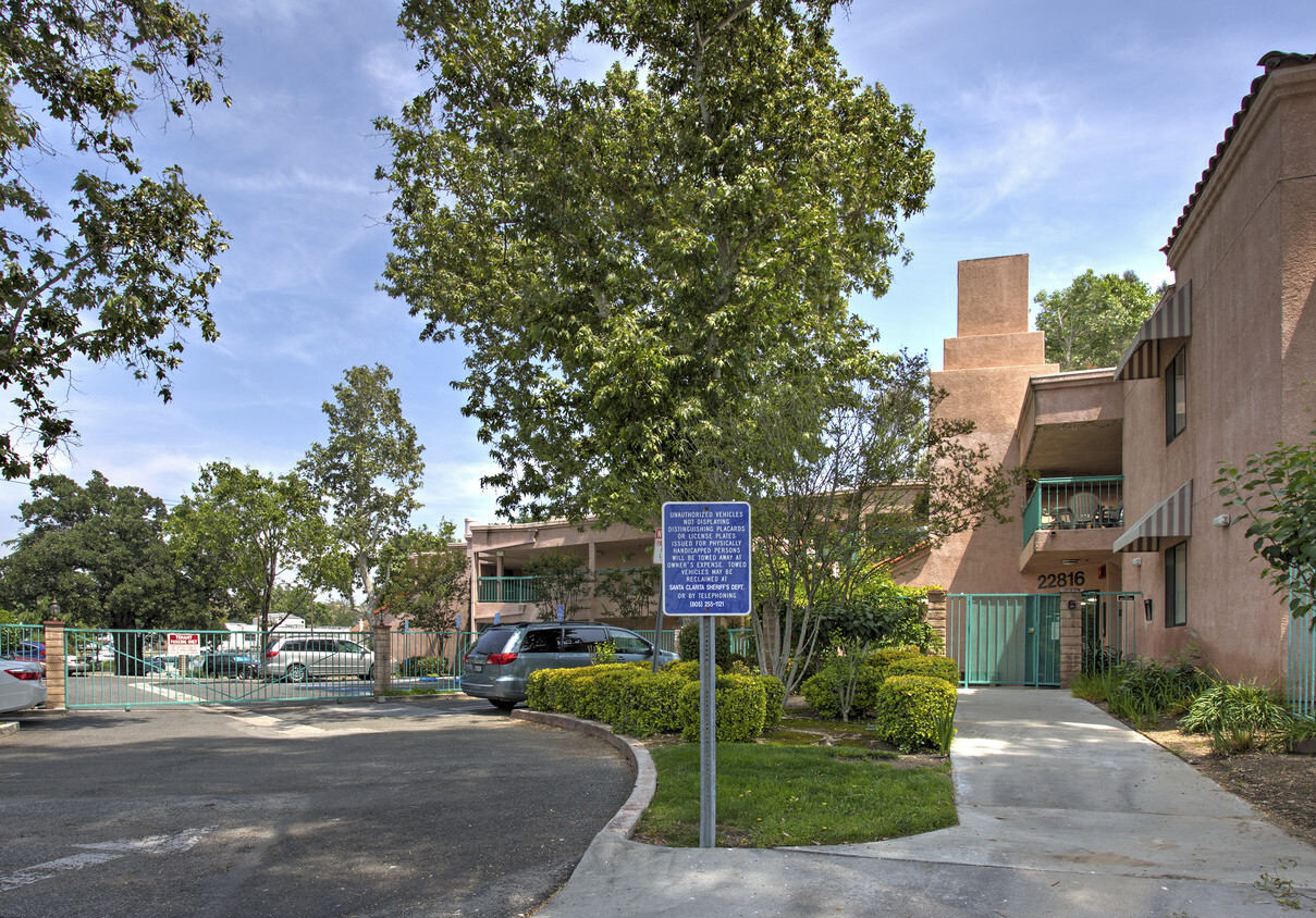 Building Photo - Whispering Oaks Apts