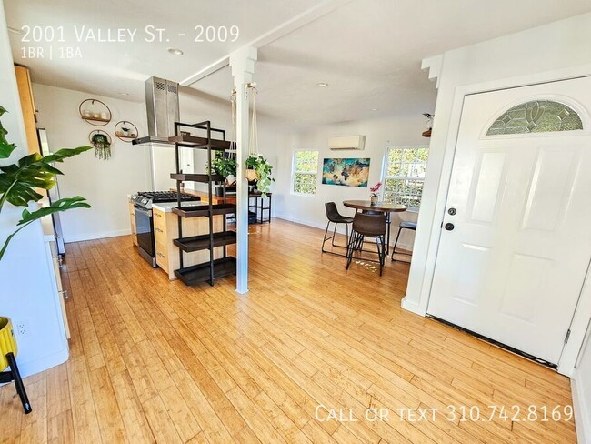 Foto del edificio - Charming 1-Bedroom Bungalow in Westlake!