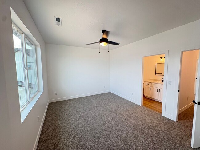 Building Photo - 1681 W 2025 N