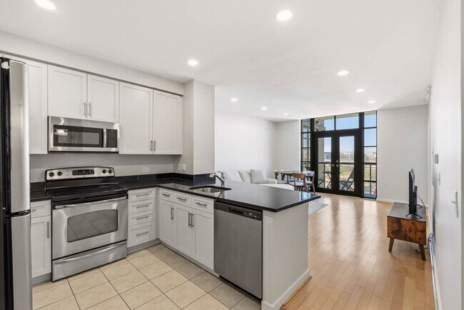 Foto del edificio - Mt Vernon Square Condo | 1 Bed | 1 Bath | 700 Sf | Private Balcony