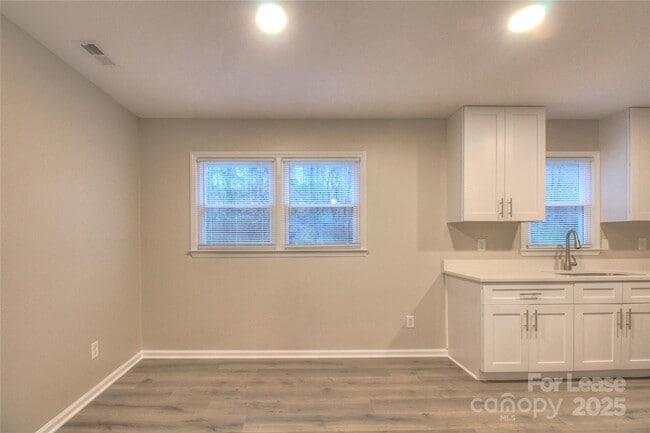 Building Photo - 1024 Sharon Dr