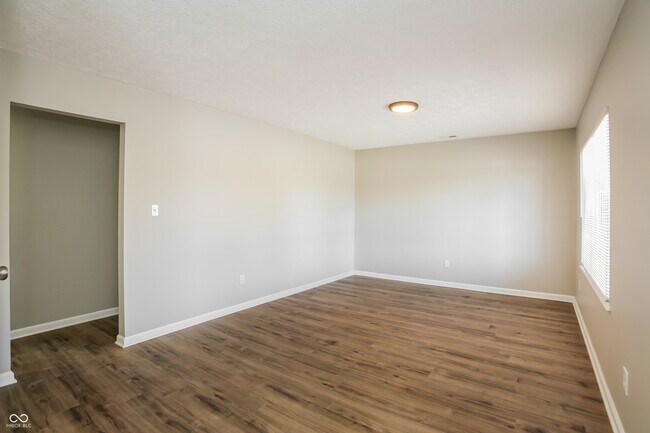 Building Photo - 728 Holiday Dr