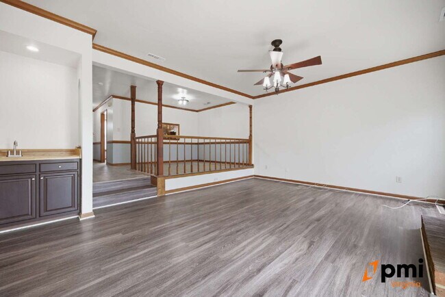 Foto del edificio - UPDATED 3 BEDROOM 2.5 BATH, FENCED YARD PETS ALLOWED