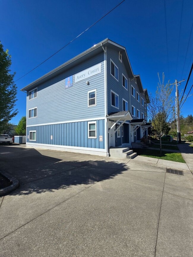 Building Photo - 132 SW Avery Ave