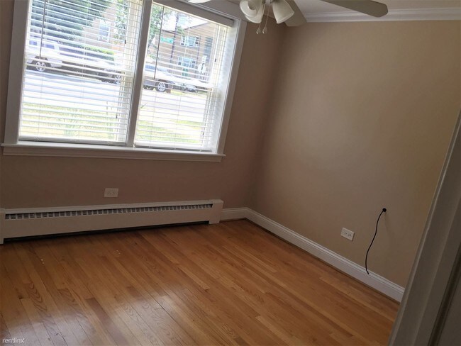 Building Photo - 2 br, 1 bath Apartment - 5856 W Higgins Ave