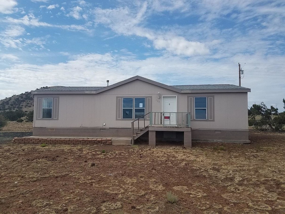 Foto principal - 3 bedroom in Concho AZ 85924