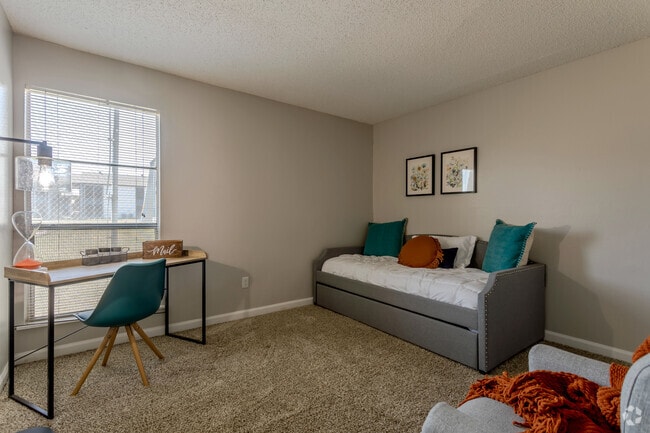 2BR, 2BA - 1000 SF Belmont - Bedroom - The Aspen Apartments