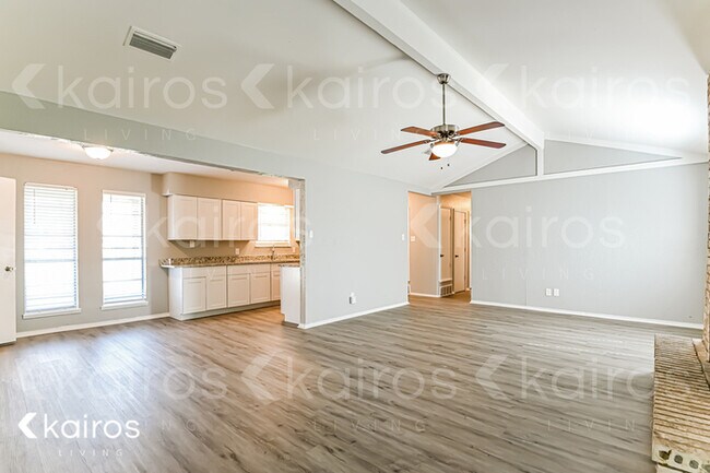 Building Photo - 168 Creekview Drive E.