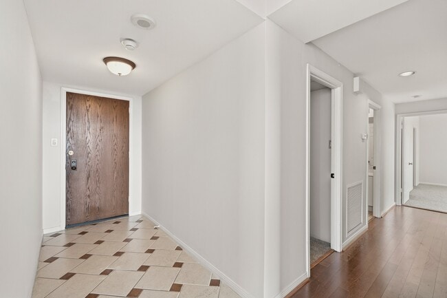 Building Photo - 14 Greenway Plz