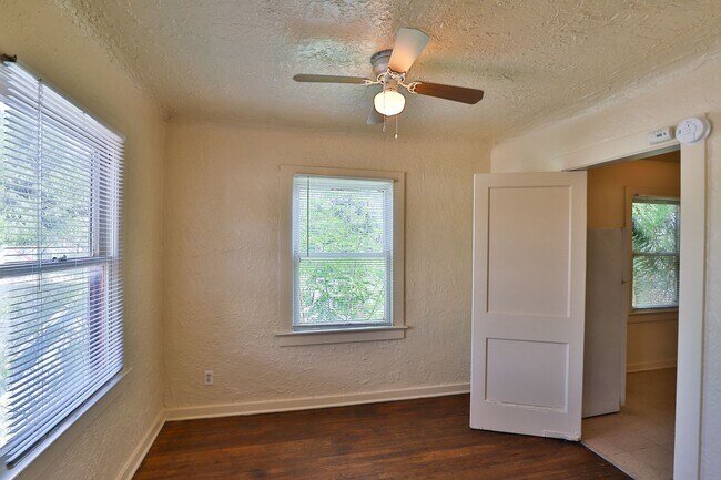 Building Photo - 133 W Almeria Rd