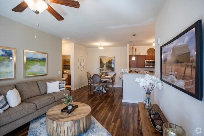 2 habitaciones, 2 baños, 1047 pies cuadrados, sala de estar - Commonwealth at 31