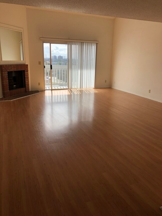 Building Photo - 11672 Rochester Ave