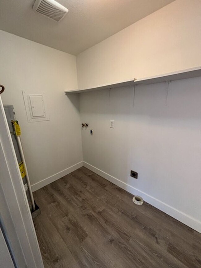 Building Photo - 3 bedroom 1 bath single level duplex
