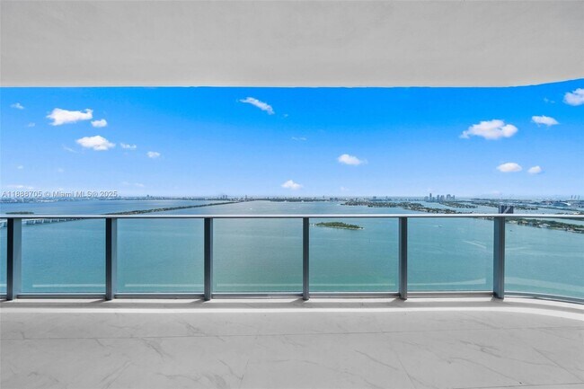 Foto del edificio - 700 NE 24th St