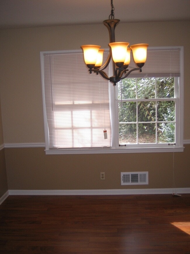 Foto del edificio - This Home is an Entertainer's Delight on Corner Lot!