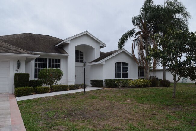 Foto del edificio - Fully furnished 3 bedroom 3 Bath POOL home in Sandpiper Bay