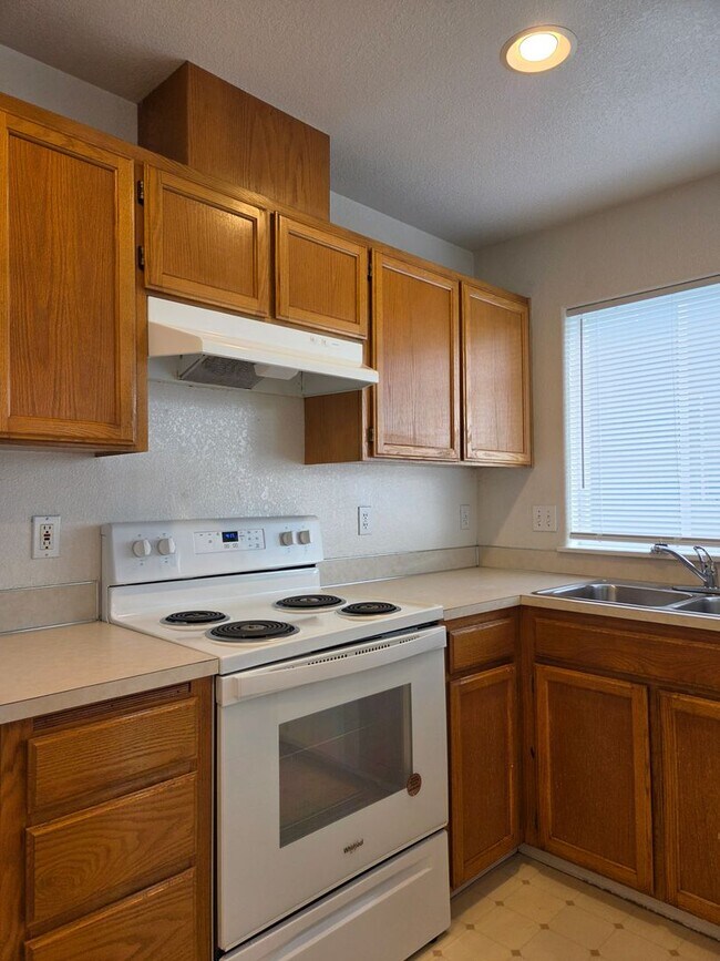 Building Photo - 811 Blueberry Ln