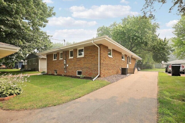 Building Photo - 728 6th Ave S