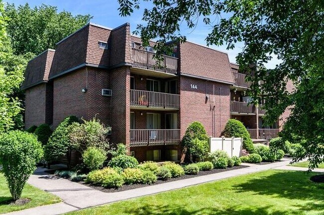 Building Photo - 140 Kenrick St