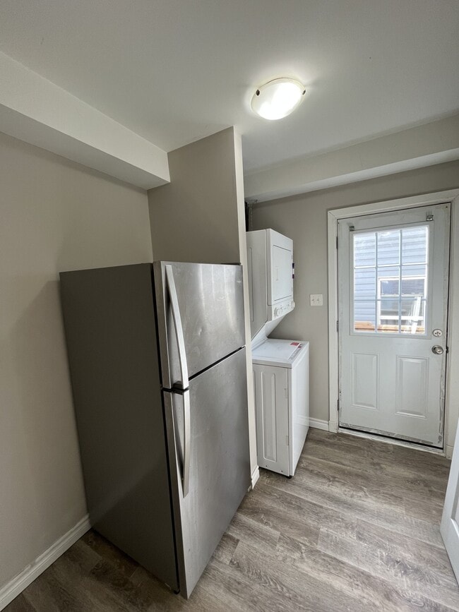 Building Photo - 260 Robinson St