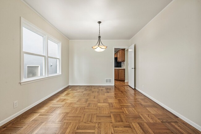 Building Photo - Spacious and Bright 3 Bed + Bonus Room, 2 ...