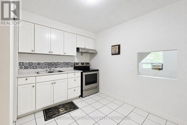 Photo du bâtiment - 961A Eglinton Ave W