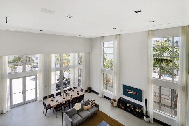 Building Photo - 826 Collins Ave