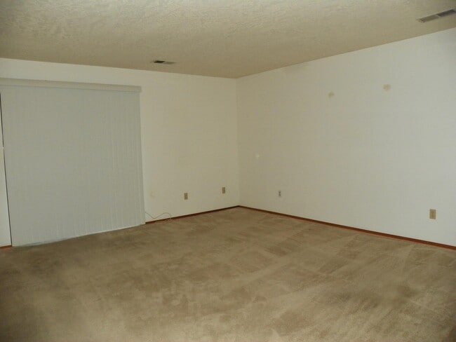 Building Photo - 813 Country Club Dr SE