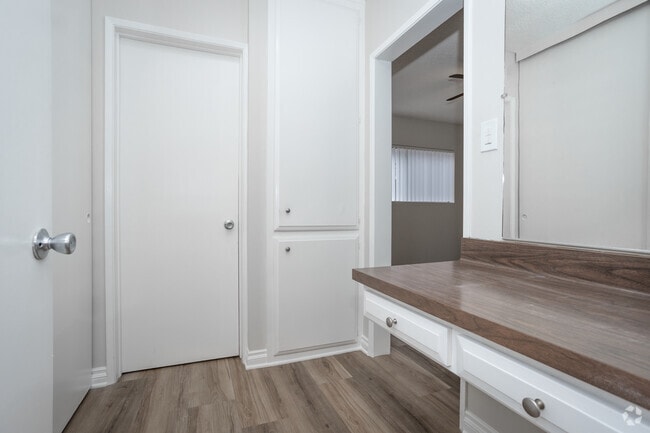 1BR, 1BA - 540SF - Walk-In Closet - 830-842 Elm Ave Apartments