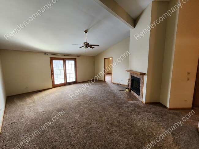 Building Photo - Spacious 3 bedroom 2 bathroom townhouse in...