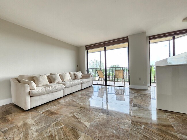 Foto del edificio - 3400 Blue Lake Dr