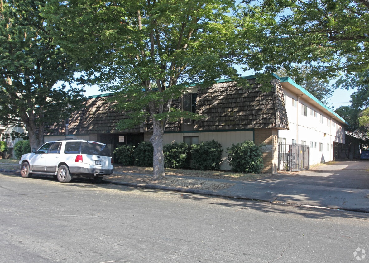 Primary Photo - 337 E Poplar St