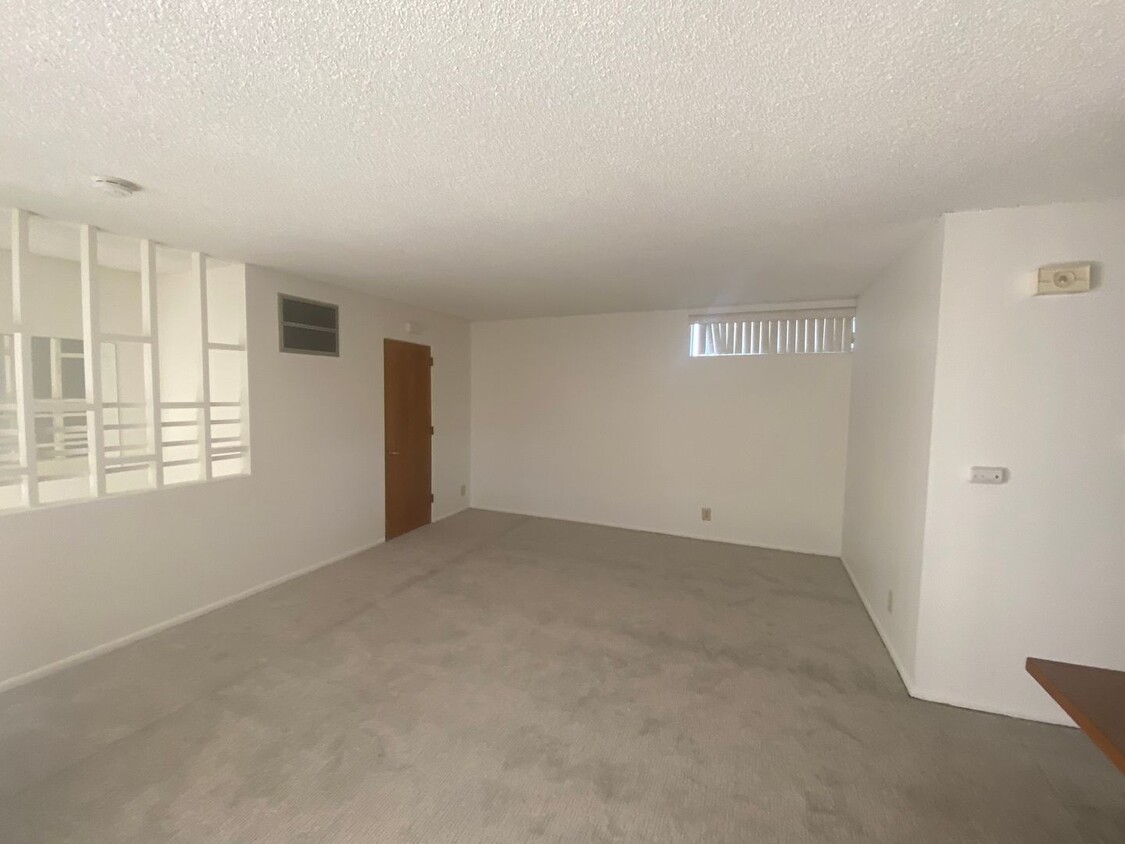 Primary Photo - Centrally located 1 bed, 1 Bath private co...