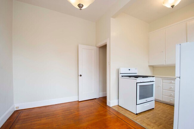Foto del edificio - Bright Top Floor 1 Bedroom | Prime Marina ...