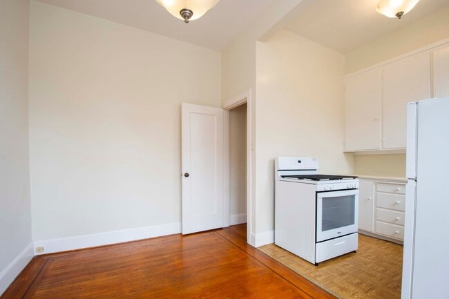 Building Photo - Bright Top Floor 1 Bedroom | Prime Marina ...
