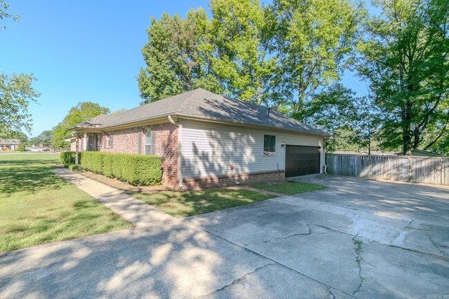 Foto del edificio - 12 Forest Dr