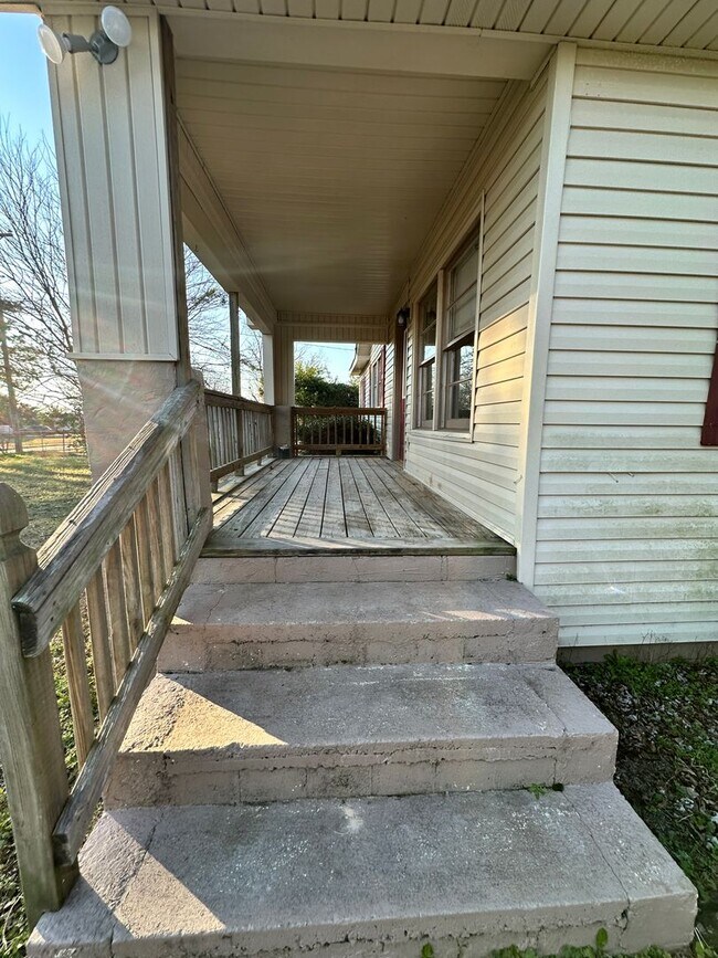 Building Photo - 3 bed/1.5 bath ranch with covered front po...