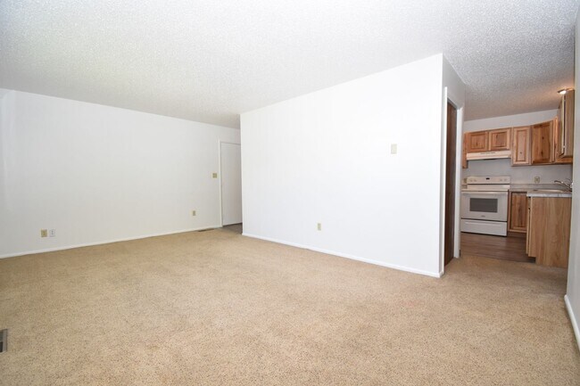 Foto del edificio - Spacious and charming! Conveniently located top floor 2 bedroom apartment.