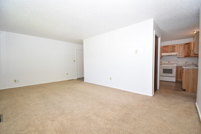 Building Photo - Spacious and charming! Conveniently located top floor 2 bedroom apartment.