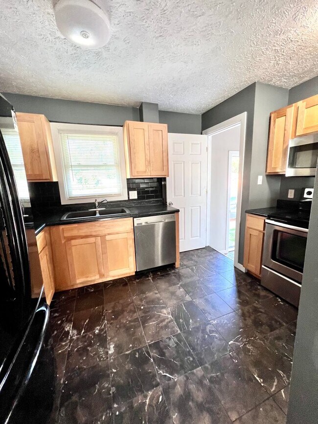 Building Photo - Beautiful 3 bed, 2 bath, 2 car garage